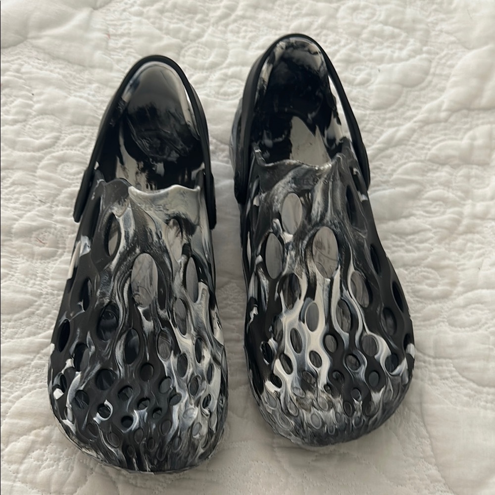 Merrell Black and Gray Patterned Clogs